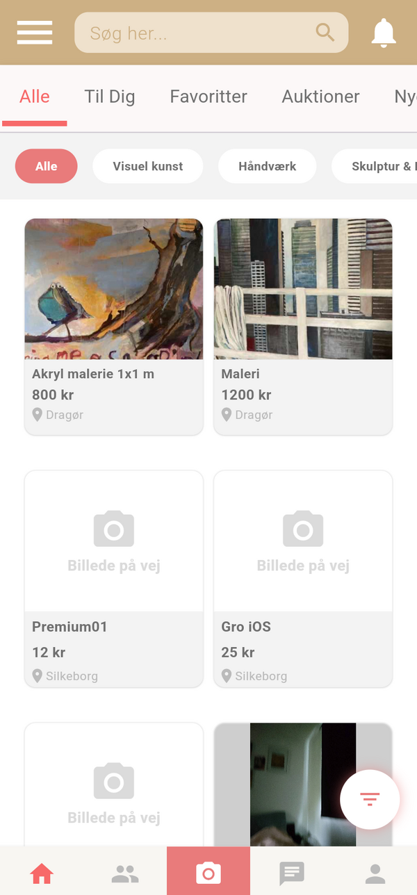 Forsiden i appen: søgefelt, kategorier og annoncer fra sælgere med billede, titel, pris og by.